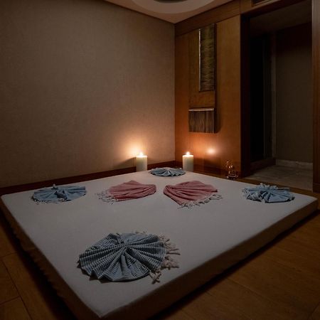 Windsor Hotel & Convention Center Istanbul Ngoại thất bức ảnh A massage bed