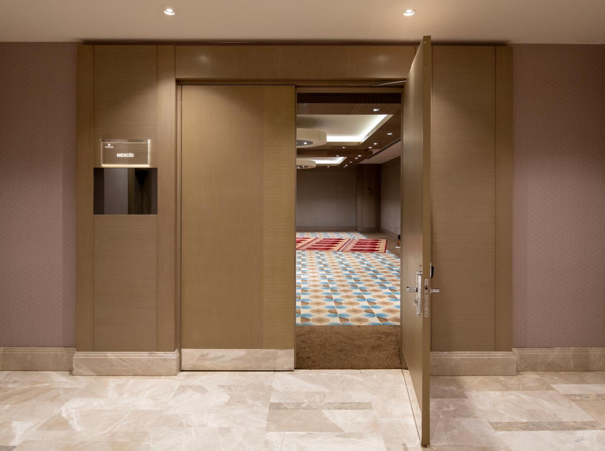 Windsor Hotel & Convention Center Istanbul Ngoại thất bức ảnh A soundproof door