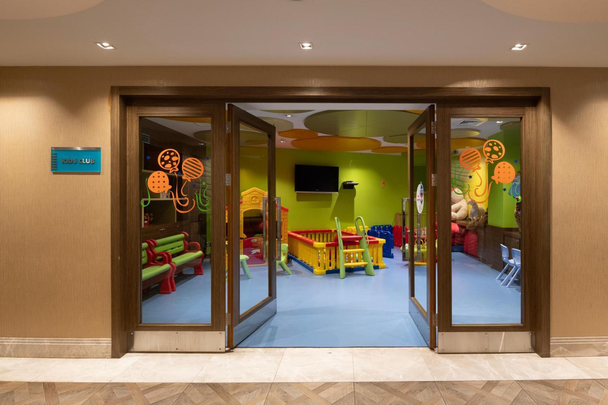 Windsor Hotel & Convention Center Istanbul Ngoại thất bức ảnh The entrance to the children's club