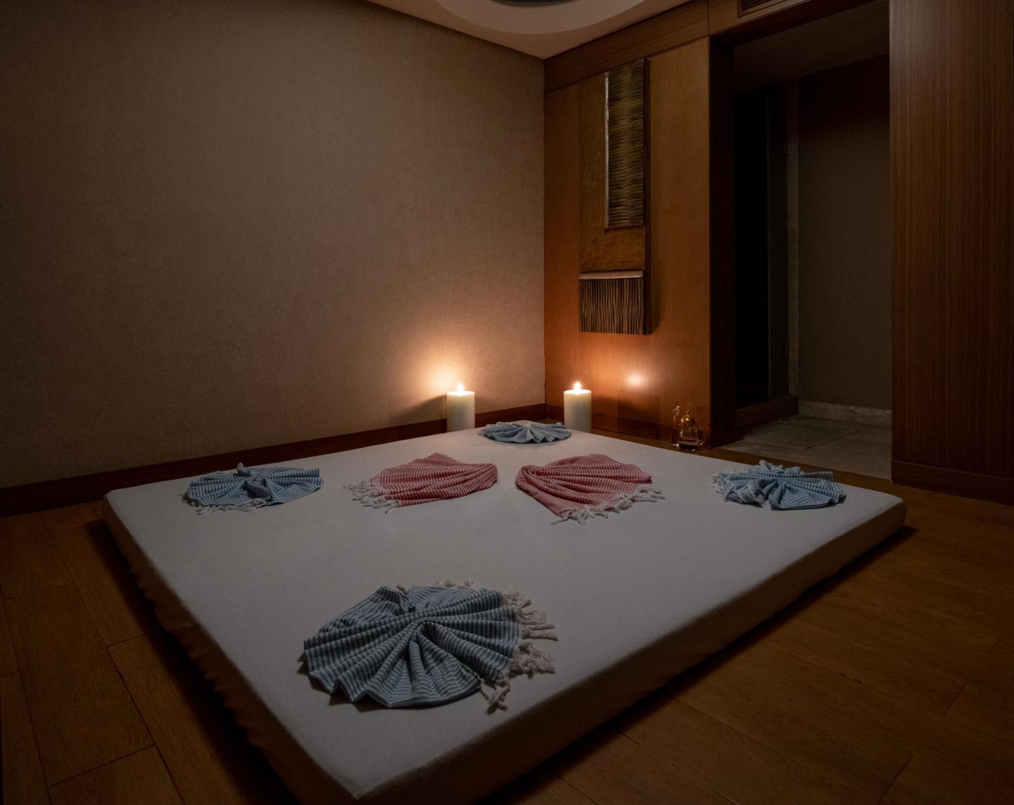 Windsor Hotel & Convention Center Istanbul Ngoại thất bức ảnh A massage bed