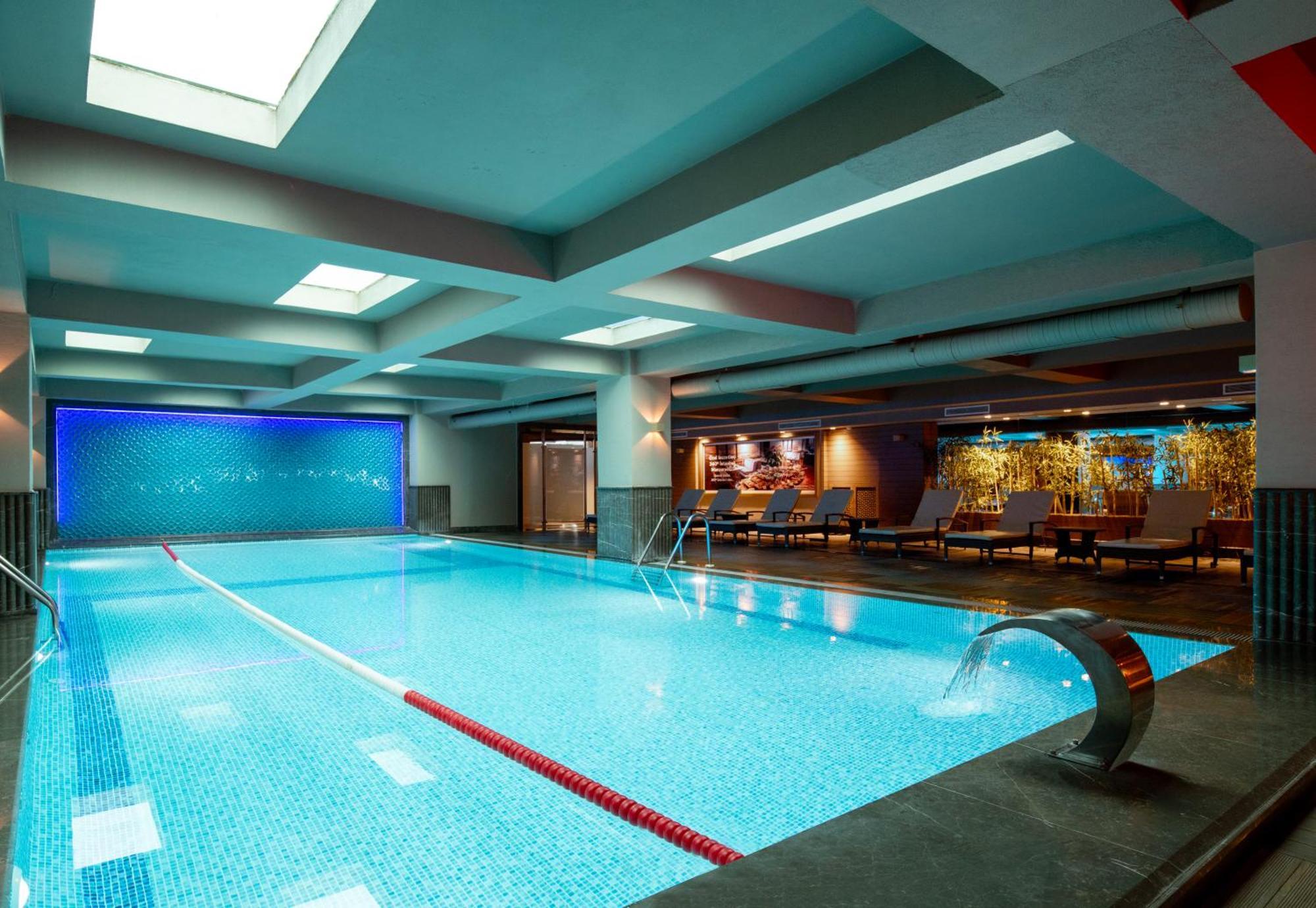 Windsor Hotel & Convention Center Istanbul Ngoại thất bức ảnh The swimming pool at the hotel
