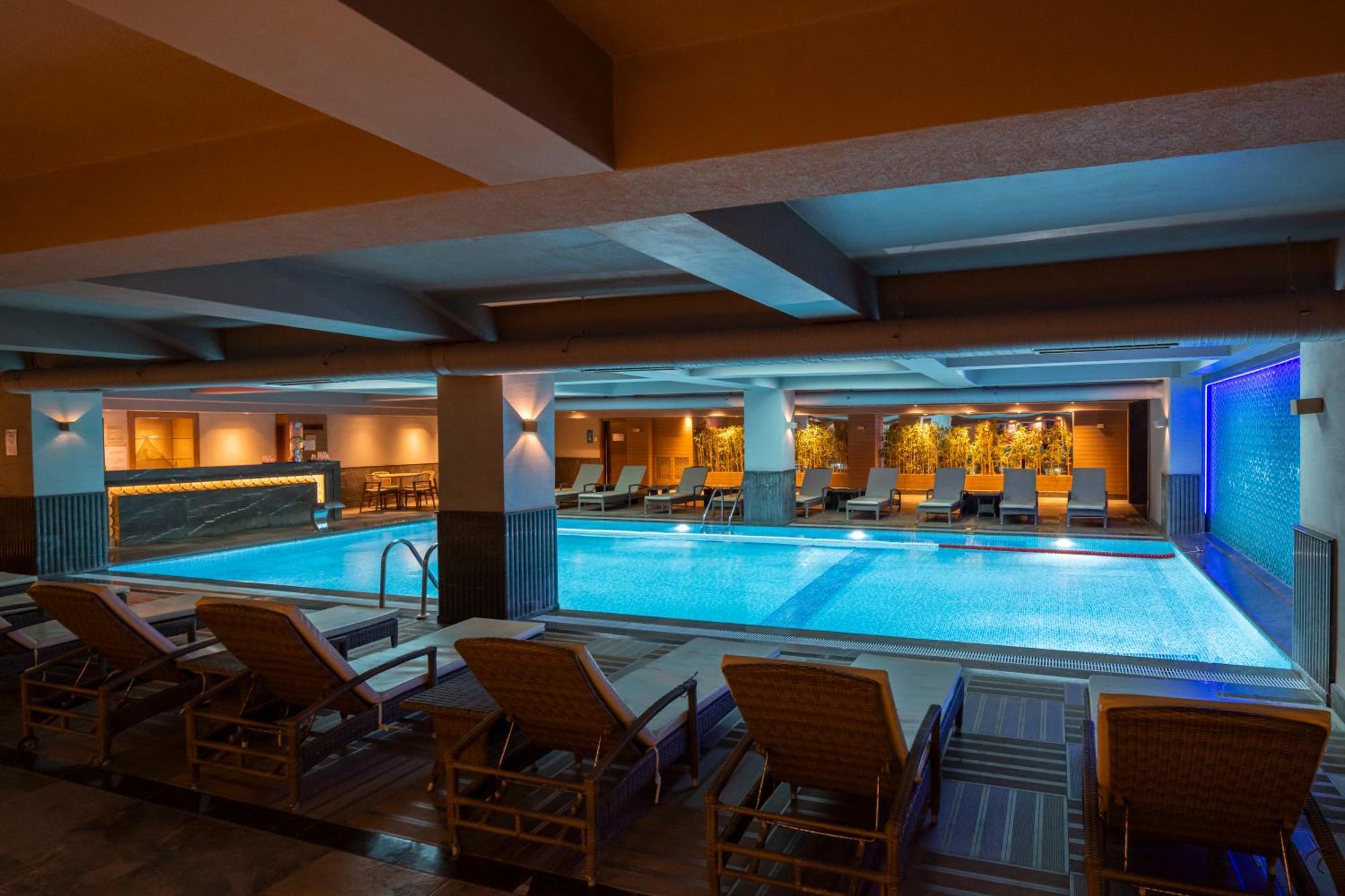 Windsor Hotel & Convention Center Istanbul Ngoại thất bức ảnh The swimming pool at the hotel
