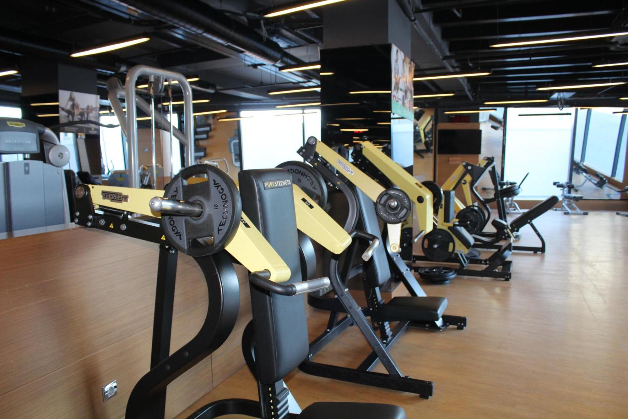 Windsor Hotel & Convention Center Istanbul Ngoại thất bức ảnh A row of plate-loaded machines