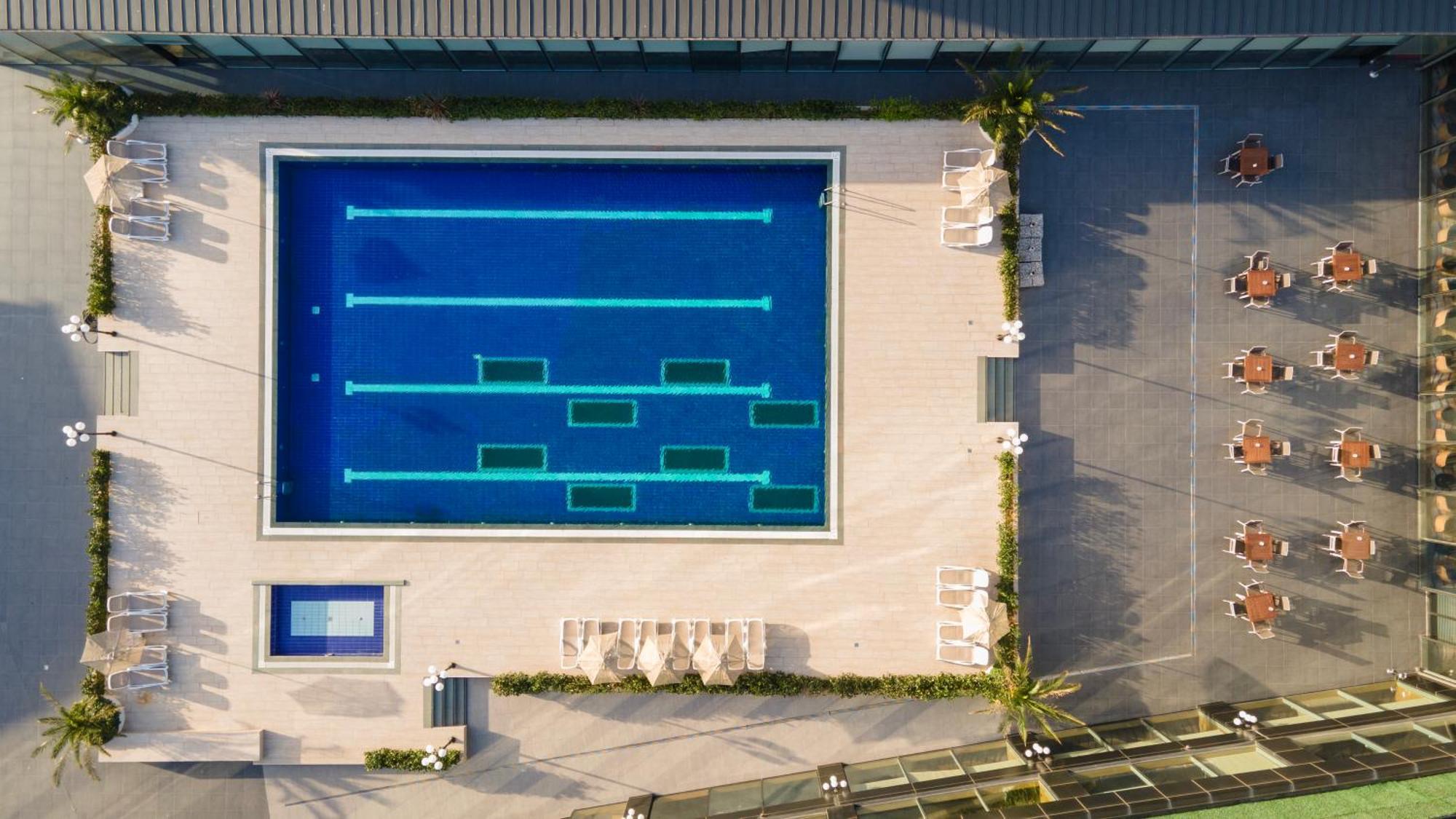 Windsor Hotel & Convention Center Istanbul Ngoại thất bức ảnh Aerial view of the pool