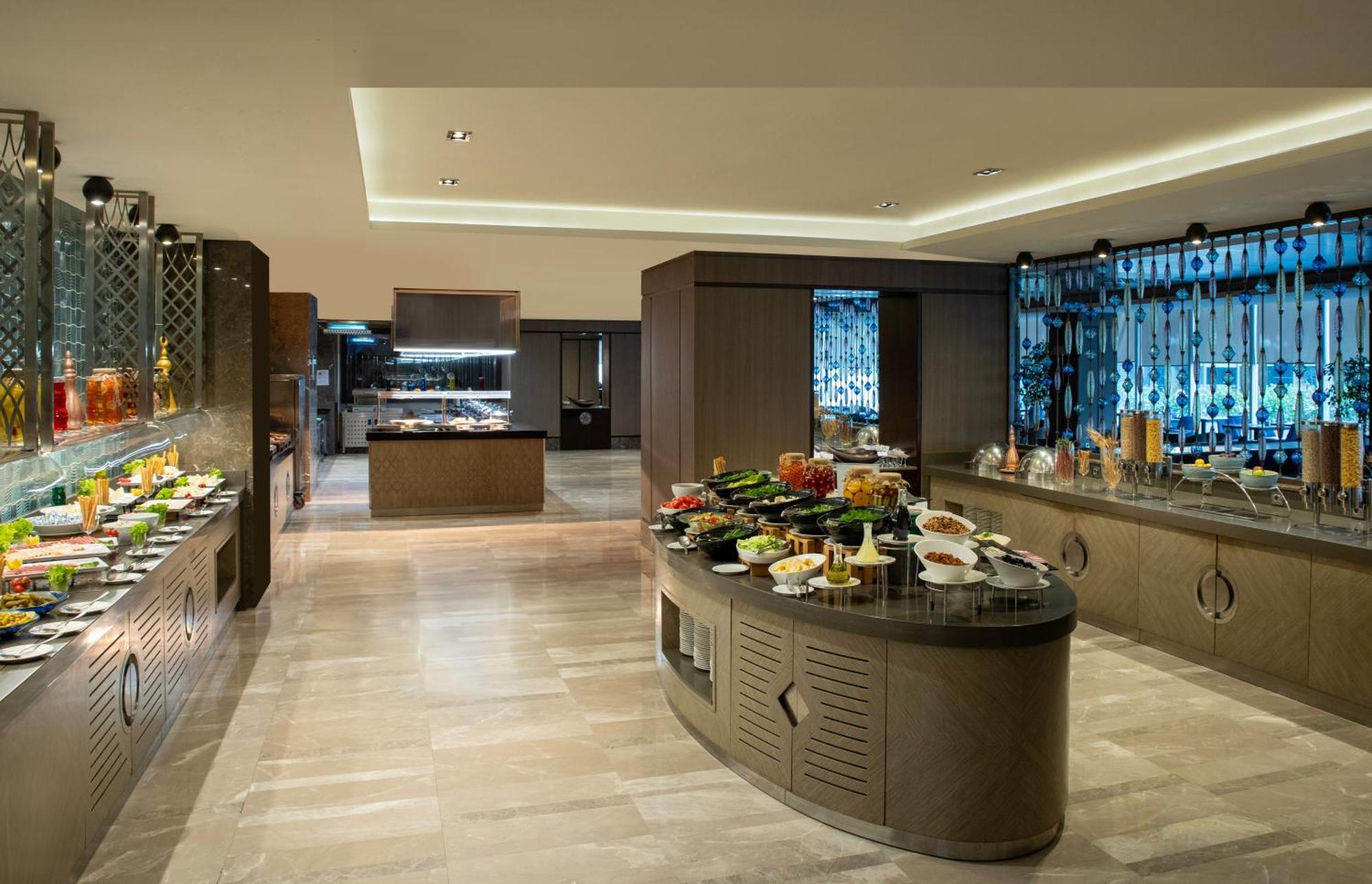 Windsor Hotel & Convention Center Istanbul Ngoại thất bức ảnh The Club Lounge at the Ritz-Carlton, Dubai