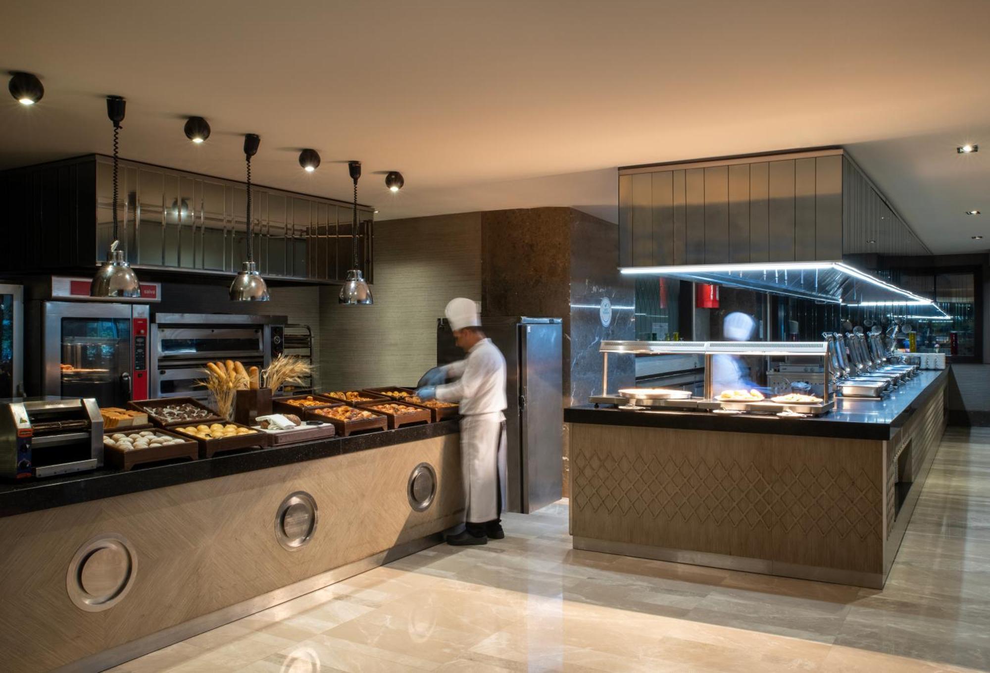 Windsor Hotel & Convention Center Istanbul Ngoại thất bức ảnh A buffet at a hotel